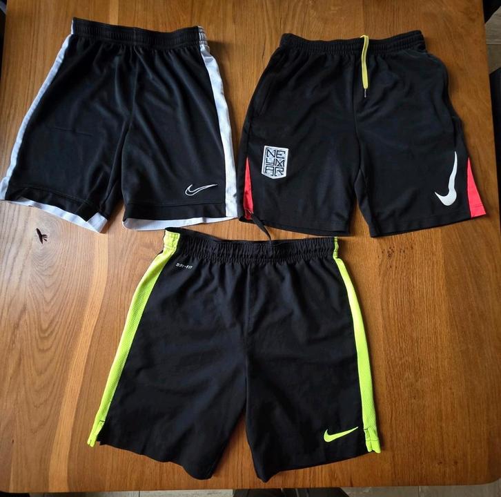 3 x Nike! Draagmaat 140 152sportbroek voetbalbroekjes, Kinderen en Baby's, Kinderkleding | Maat 140, Zo goed als nieuw, Jongen