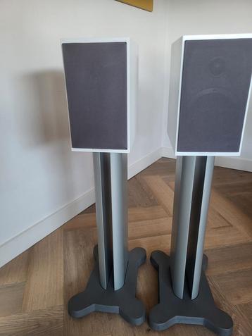 B&W CM1 wit plus originele stands beschikbaar voor biedingen