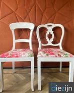 Twee vintage witte stoeltjes met bloemen stof, Huis en Inrichting, Twee, Vintage, Zo goed als nieuw, Hout
