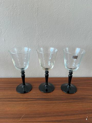 Set van 3 Luminarc wijnglazen zwarte voet swirl vintage beschikbaar voor biedingen