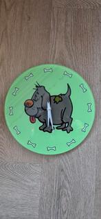 Leuke wandklok met honden afbeelding, 25 cm, Ophalen of Verzenden, Zo goed als nieuw, Analoog, Wandklok