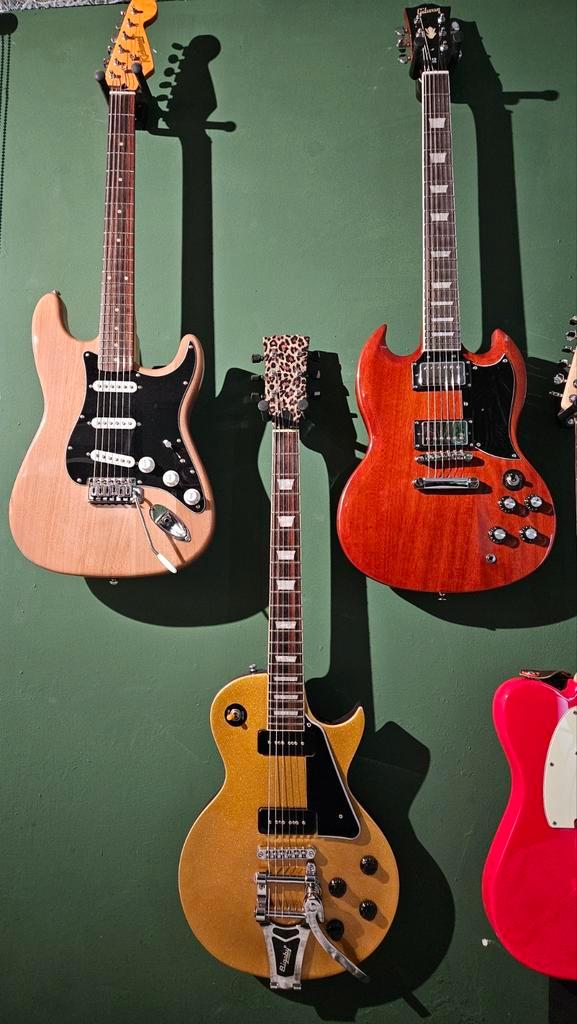 Vintage v100 gt custom bigsby, Muziek en Instrumenten, Snaarinstrumenten | Gitaren | Elektrisch, Zo goed als nieuw, Solid body