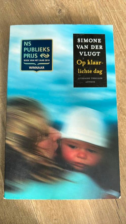 Simone van der Vlugt - Op klaarlichte dag, Boeken, Thrillers, Gelezen, Nederland, Ophalen of Verzenden