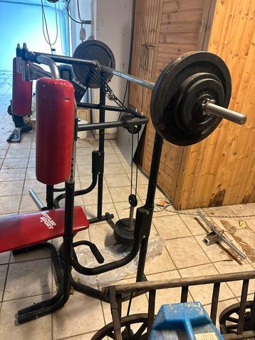 Fitnessapparaat met gewichten en dumbells beschikbaar voor biedingen