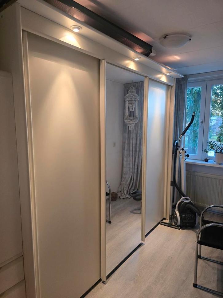 Schuifdeurkast met spiegeldeur, Huis en Inrichting, Kasten | Kledingkasten, Zo goed als nieuw, 200 cm of meer, 200 cm of meer