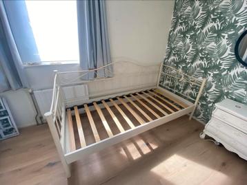Wit bed 200 x 90 beschikbaar voor biedingen