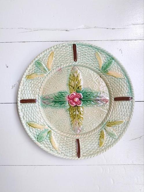 Prachtig! Bord Majolica Barbotine gebloemd, Antiek en Kunst, Antiek | Servies los, Ophalen of Verzenden
