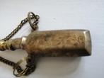 Zeer oud parfum flesje met ketting zilver?? 6 Cm hoogte., Antiek en Kunst, Curiosa en Brocante, Ophalen of Verzenden