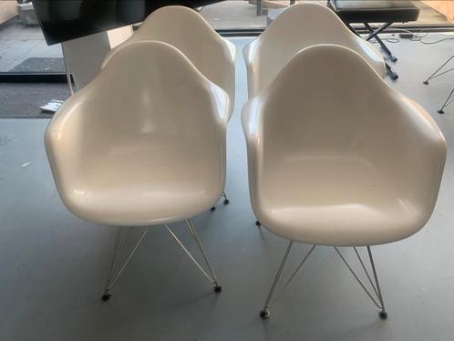 4 tal tuin- eetkamerstoelen met charles eames onderstel, Huis en Inrichting, Stoelen, Gebruikt, Wit, Ophalen