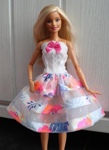 Barbie kleding nieuw - Korte jurk wit met roze en blauw beschikbaar voor biedingen