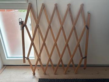 2 Vintage Houten Harmonicatraphekjes beschikbaar voor biedingen