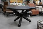Robuuste ronde zwarte eettafel metaal & mangohout Ø130 cm, Huis en Inrichting, Ophalen, Zo goed als nieuw, Vijf personen of meer