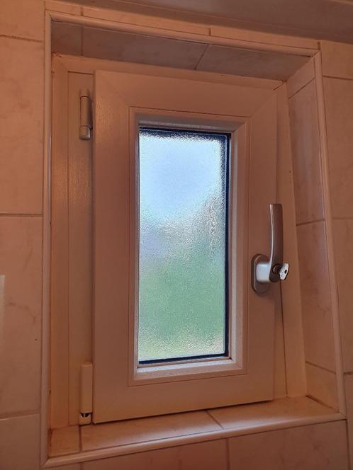 2 kleine kozijnen, Doe-het-zelf en Verbouw, Kozijnen en Schuifpuien, Zo goed als nieuw, Raamkozijn, Kunststof, Minder dan 75 cm