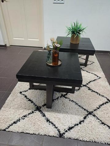 Twee zwarte hard houten salontafeltjes