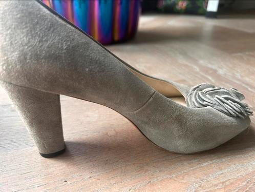 Fantastische Italiaanse pump van DI LAURO grijs suede, Kleding | Dames, Schoenen, Gedragen, Pumps, Grijs, Ophalen of Verzenden