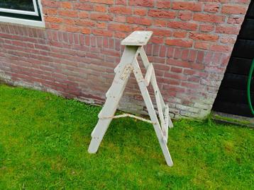 antieke houten schilders trap beschikbaar voor biedingen
