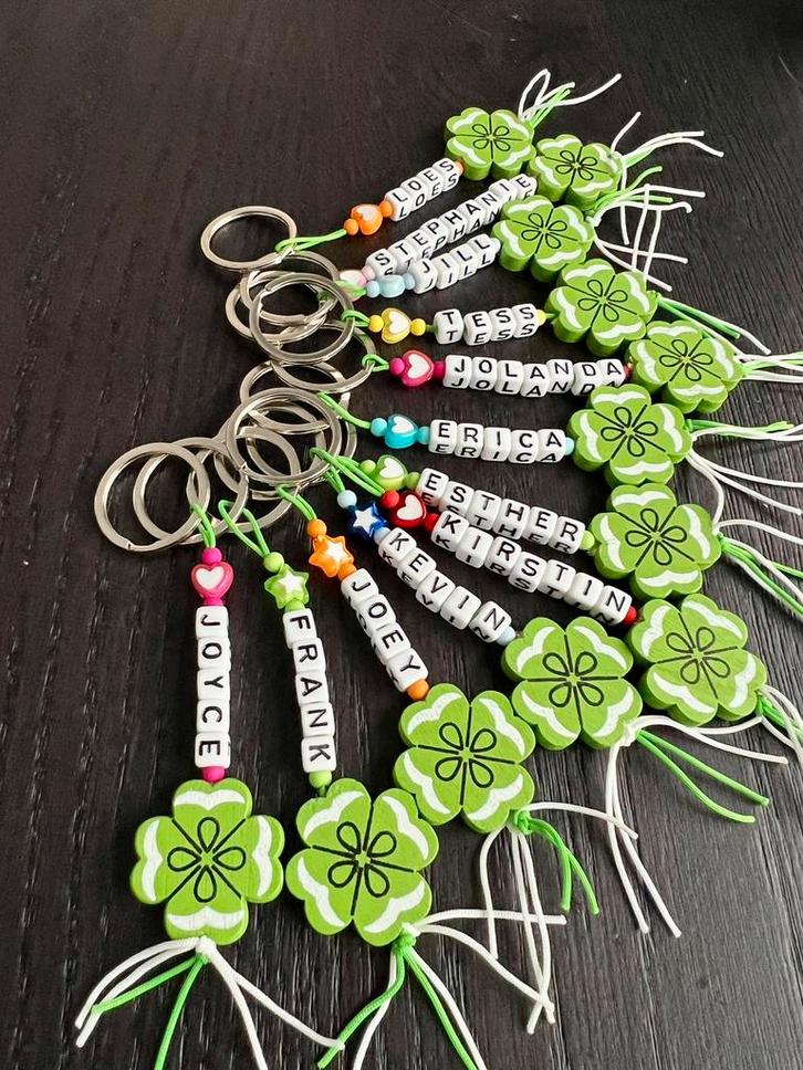 Bedankje KLAVERTJE VIER sleutelhanger met naam, Hobby en Vrije tijd, Feestartikelen, Nieuw, Feestartikel, Verjaardag, Ophalen of Verzenden