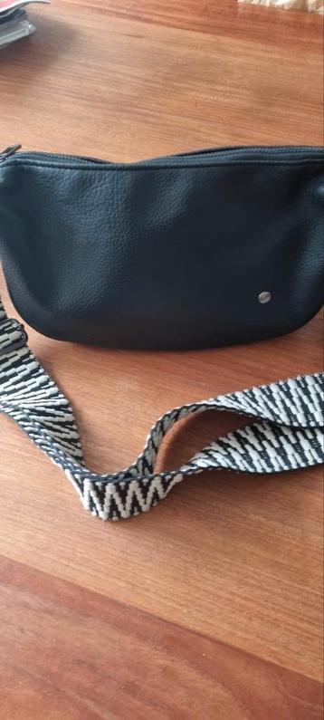 Dames schoudertas is zwart met een zwart/witte band. beschikbaar voor biedingen