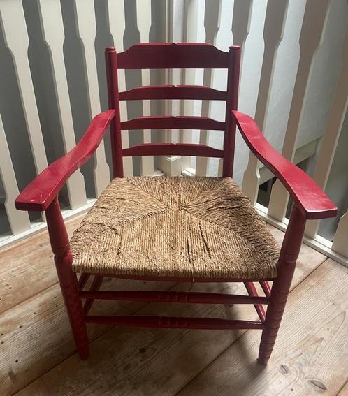 Oude rode stoel met biezen zitting, Antiek en Kunst, Antiek | Meubels | Stoelen en Banken, Ophalen