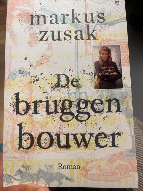 Markus Zusak - De bruggenbouwer, Boeken, Literatuur, Zo goed als nieuw, Nederland, Ophalen of Verzenden