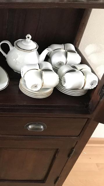 Alleen theeservies met theepot en 12 theekopjes.etc beschikbaar voor biedingen