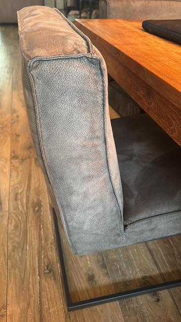 Eetkamerstoelen beschikbaar voor biedingen