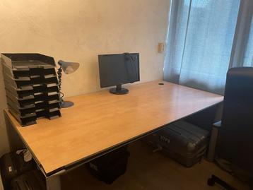 Professioneel Bureau met Accessoires beschikbaar voor biedingen