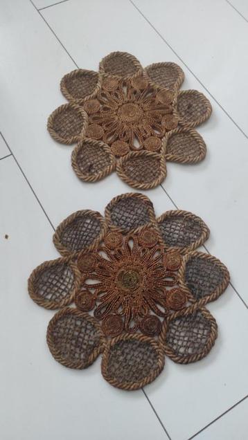 Vintage rieten onderzetters bruin groot bloemvorm 2x beschikbaar voor biedingen