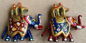 Twee leuke olifantjes, keramiek, India beschikbaar voor biedingen