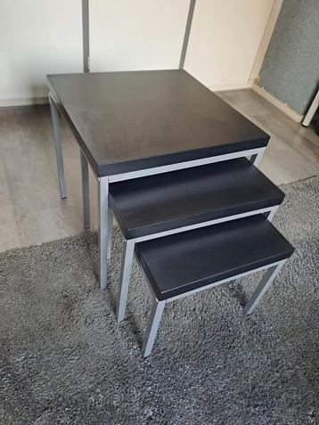 Midi set bijzettafeltjes beschikbaar voor biedingen