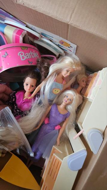 Flinke doos met originele Barbie spullen beschikbaar voor biedingen