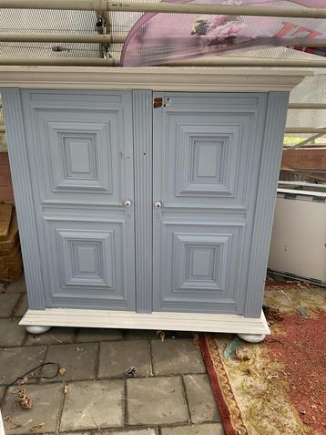 Kast ligt blauw geschilderd opknapper beschikbaar voor biedingen