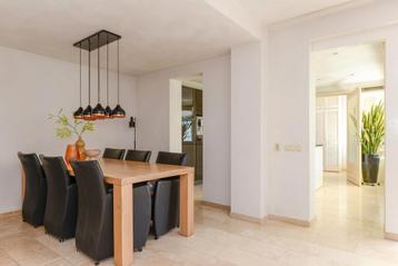 Eettafel en 6 stoelen leer! beschikbaar voor biedingen