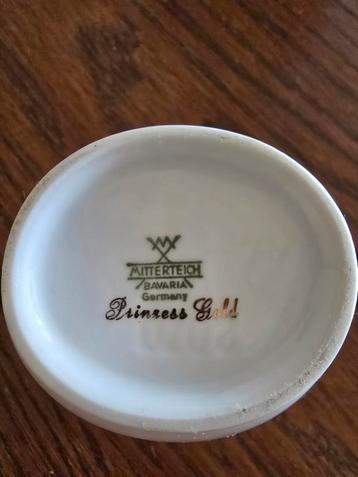 Thee servies beschikbaar voor biedingen
