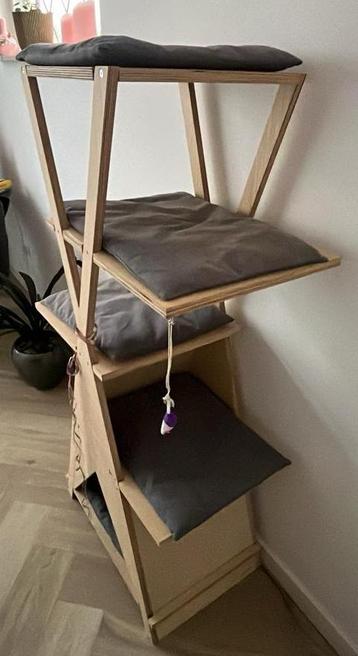 Kattenkrabmeubel beschikbaar voor biedingen