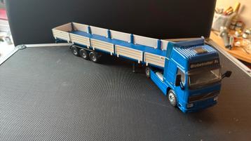 Volvo truck met open trailer beschikbaar voor biedingen