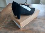 Diepzwarte pump Unisa, maat 39, Kleding | Dames, Schoenen, Pumps, Zwart, Ophalen of Verzenden, Zo goed als nieuw