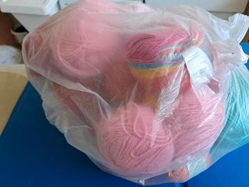 Plastic zak verschillende bollen wol beschikbaar voor biedingen