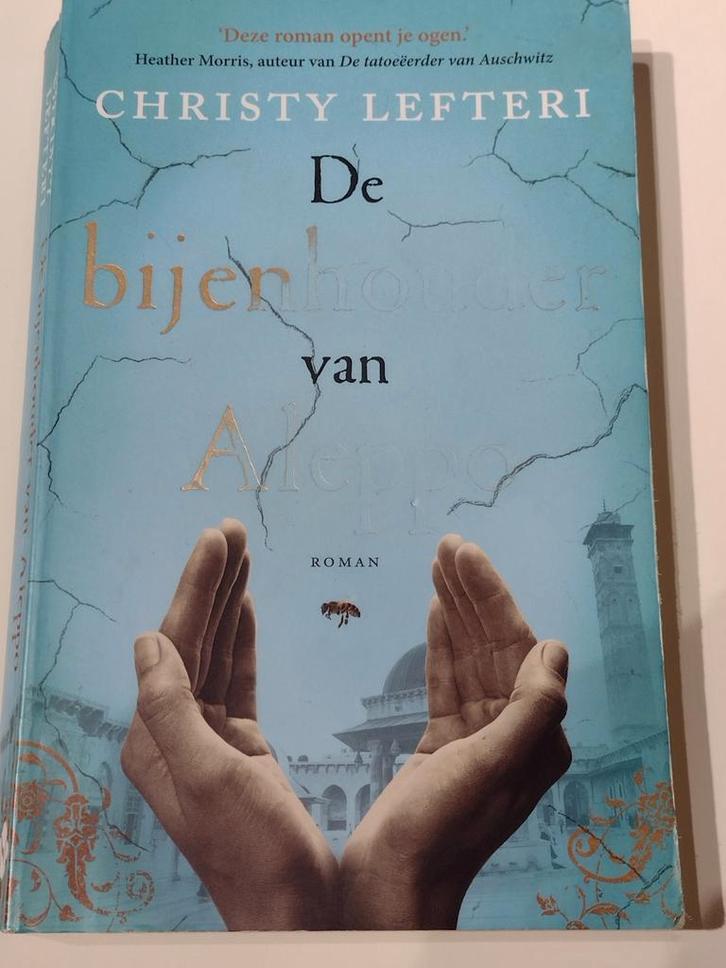 de bijenhouder van Aleppo / C. Lefteri ISBN 9789023957775, Boeken, Romans, Zo goed als nieuw, Wereld overig, Ophalen