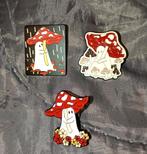 Set van 3x Emallie pin met spookje met paddenstoel., Verzamelen, Ophalen of Verzenden, Zo goed als nieuw