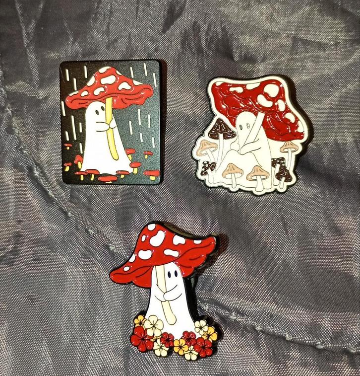 Set van 3x Emallie pin met spookje met paddenstoel., Verzamelen, Speldjes, Pins en Buttons, Zo goed als nieuw, Ophalen of Verzenden