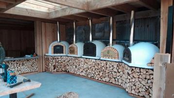 Pizzaoven houtgestookte pizza geïsoleerd buitenkeuken  beschikbaar voor biedingen