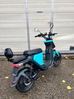 NIU brommer scooter snorfiets bromfiets geen kenteken, Fietsen en Brommers, Snorfietsen en Snorscooters, Ophalen of Verzenden