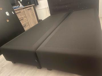 Zwart tweepersoons bed