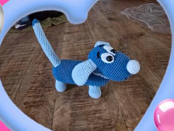 Met liefde gehaakt teckeltje beschikbaar voor biedingen
