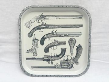Fornasetti - Dienblad 'Pistols' beschikbaar voor biedingen
