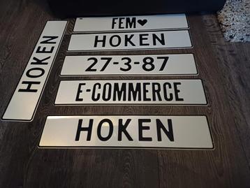 Diverse decoratieve nummerplaten beschikbaar voor biedingen