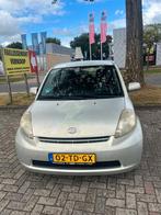 Daihatsu Sirion 1.0 51KW 2006 Beige, Auto's, Voorwielaandrijving, 750 kg, Beige, Handgeschakeld