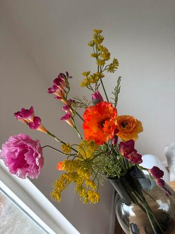 Prachtig Gekleurd boeket kunstbloemen beschikbaar voor biedingen