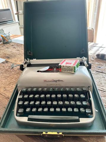 Remington Travel-Riter typemachine met koffer beschikbaar voor biedingen